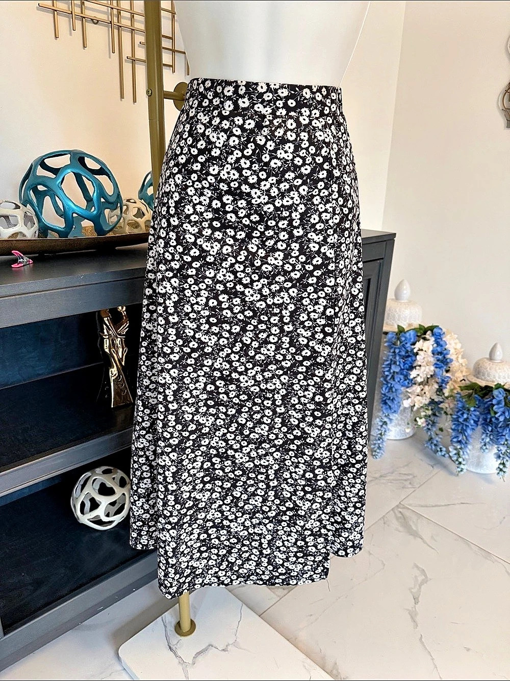 Reformation Floral Maxi Skirt in Black & White Size Large Like New
